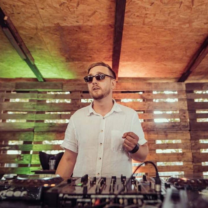 chorea-lux-about Progressive und Psychedelic Trance DJ spielt live E-Violine